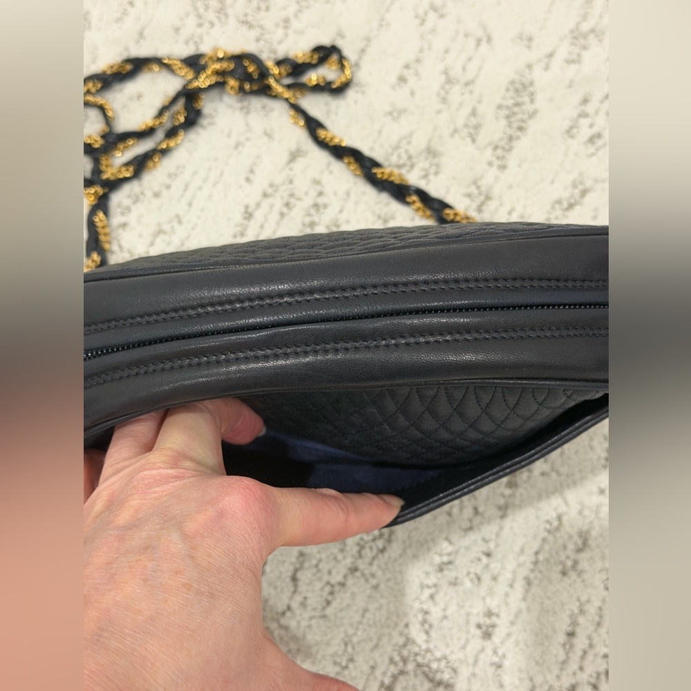 Bally Navy Quilted Leather Shoulder Bag With Gold Chain Strap- Like New! - Picture 5 of 11